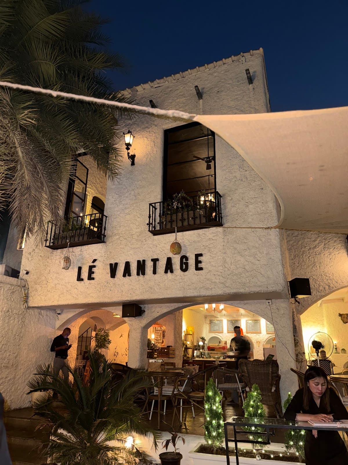 Le Vantage Cafe Bar